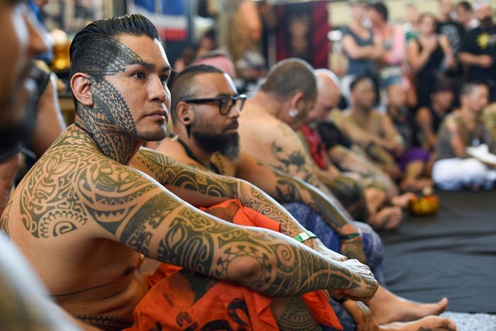 Uniek tafereel: Maori mannen en Oranje voetbal dames